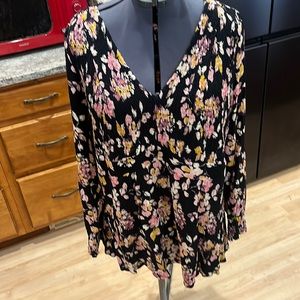 Beautiful torrid blouse, plus size 3 = 20/22, Don’t pass this one up.